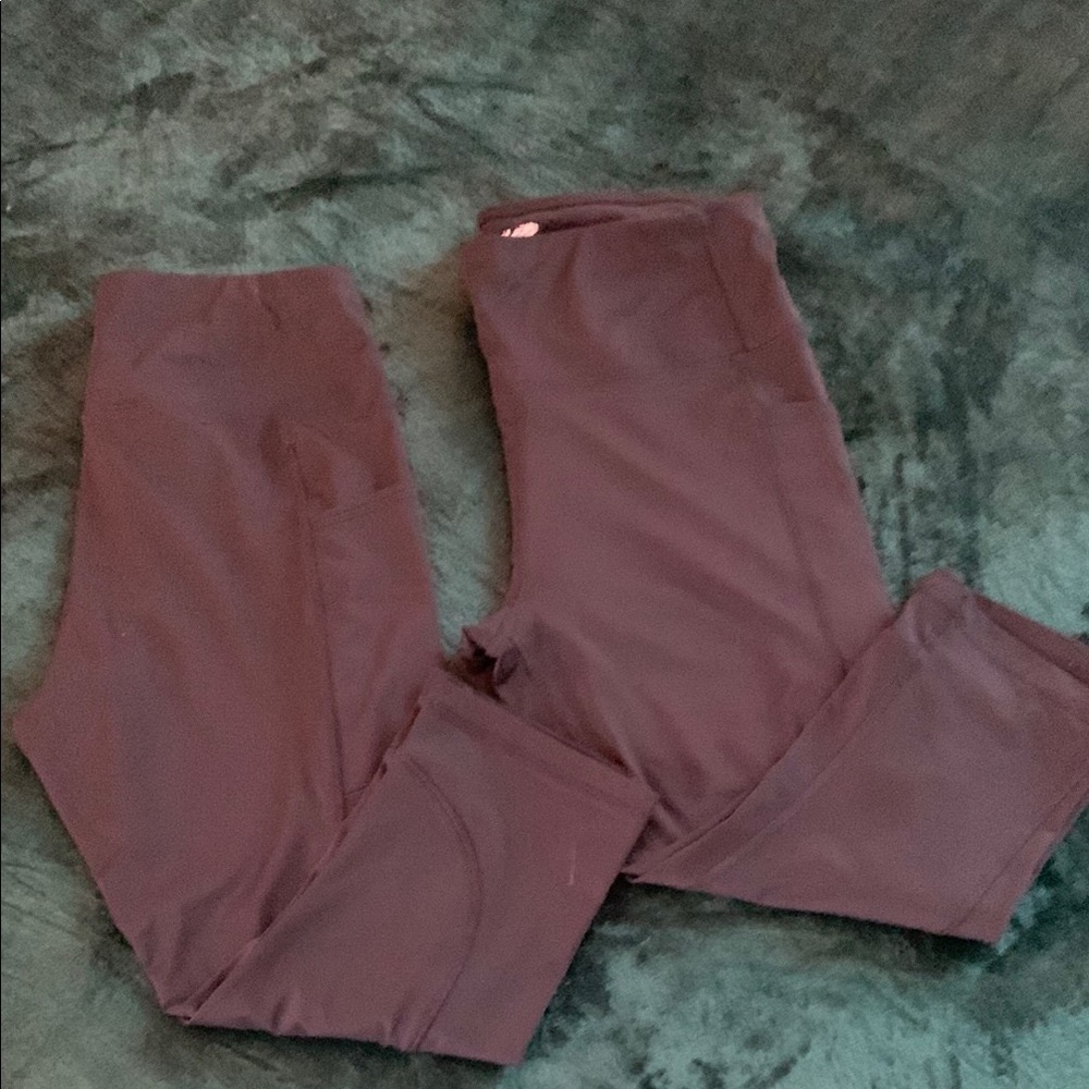 Avia Black Capri active leggings 2 Side pockets.
2 Pairs.